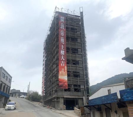 北竿坂里村民間集合式住宅近日完成上梁儀式，工程邁入重要階段。（圖／文：鄭禮頤）
