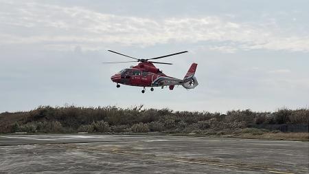 空勤總隊5日二度航訓，以不同機型的直升機執行飛航訓練，熟悉各離島航線及地形，做好萬全準備，以備不時之需。（圖／文：宋幸儒）