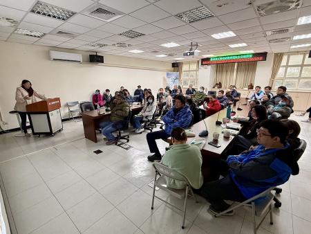 環資局邀主任檢察官楊翊妘分享環保實務作業中常見法規與注意事項，約40位同仁到場參與學習。（圖／文：王致潔）