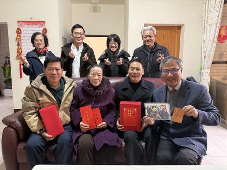 四維村吳美玉女士歡慶90大壽，縣長王忠銘特偕代理秘書長陳明傑等人登門祝壽，送上象徵長壽的金戒指與滿滿祝福。（圖／文：王致潔）