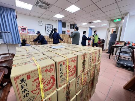 縣府全縣春節家戶贈酒5日開始陸續運送，每戶可得高粱12瓶、老酒6瓶，以及加碼的金馬和平紀念酒。（圖／文：馮紹夫）