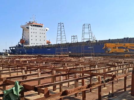 縣長王忠銘與議長張永江拜會黃岐鑫豐船業有限公司，持續透過政策協商，讓漁民能就近維修漁船。（圖：縣府）