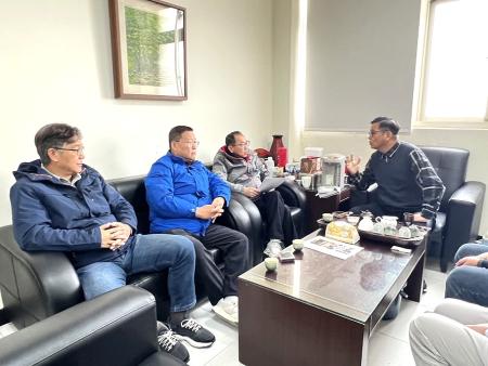 關心北竿雨汙排水工程進度，議員周瑞國、陳玉發以及曹爾章6日前往拜訪環資局長陳忠義。（圖／文：馮紹夫）