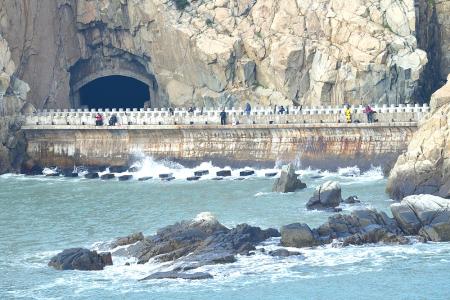 寒冬旅遊淡季，東引釣魚活動卻不減反增，因海象不佳，不少釣友轉往背風的北海坑道防波堤垂釣，現場聚集超過10名釣客，形成少見景象。（圖／文：陳其敏）