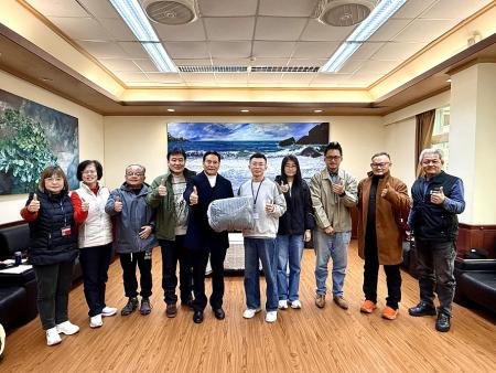 縣長王忠銘致贈新進人員毛毯，期盼他們在寒冬中感受到縣府的支持與溫暖。（圖／文：王致潔）