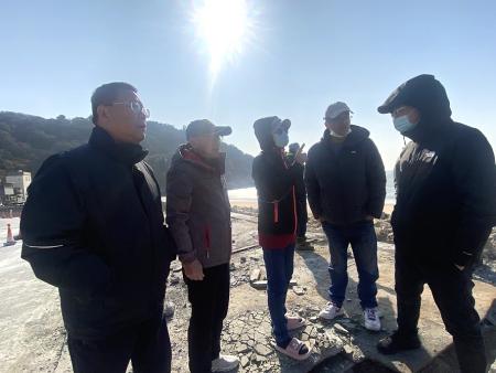 議員周瑞國、陳玉發會同工務處及承辦廠商前往塘后橋施工現場會勘，針對橋下工程廢棄物及海漂垃圾處理方式進行說明。（圖／文：鄭禮頤）