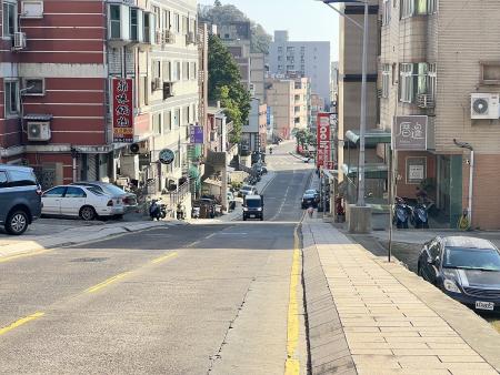 南竿中隴路段常有違停，警局今年已開出6張違停罰單，同時持續加強宣導。（圖／文：馮紹夫）