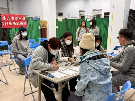 醫療團隊為鄉親進行檢查與諮詢，並依個別狀況提供衛教與後續照護建議，義診活動順利完成。（圖／文：蔡夢玲）