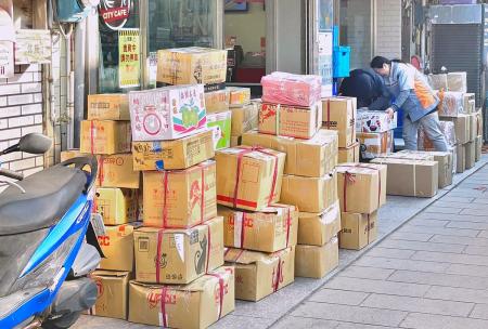 受台馬船班頻繁停航影響，8日東引再度出現宅配貨物量大增情況。(圖／文：陳其敏)