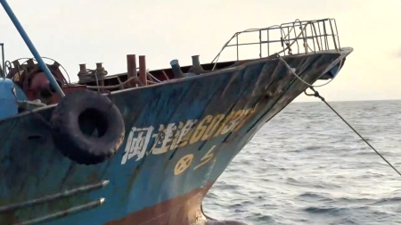 中國籍漁船「閩O漁60138」號漁船去年10月過失破壞臺馬二號海纜，吳姓船長服刑三個月後，昨天遣返出境。（圖：海巡署）