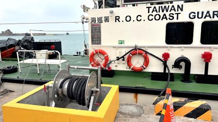 東引漁船碼頭加油管線延伸工程竣工，加油管線已延伸至堤岸外側，順利為100噸級海巡艇進行加油作業。（圖：東引加油站提供）