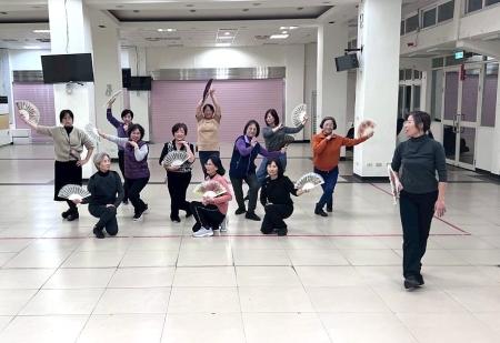 北竿婦女分會為迎接農曆新年初一南竿團拜活動，加緊進行舞蹈排練，團員們在反覆練習中培養默契，為登台演出做最完美的準備。（圖：北竿婦女分會提供／文：鄭禮頤）