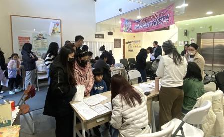 臺北醫學大學114醫療服務隊冬令義診10日下午於北竿衛生所登場，下午兩點起陸續湧入人潮，鄉親把握機會前來看診。（圖／文：鄭禮頤）