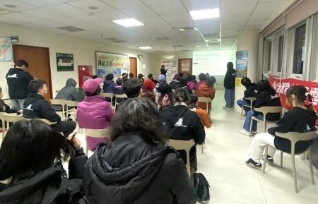 臺北醫學大學114醫療服務隊於北竿社福館進行衛教宣講活動，吸引不少鄉親到場聆聽與參與。（圖／文：鄭禮頤）