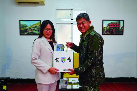 副指揮官頒贈楊主任檢察官紀念品。