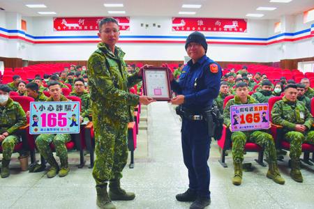馬防部於南竿警察所宣教後頒贈感謝狀。