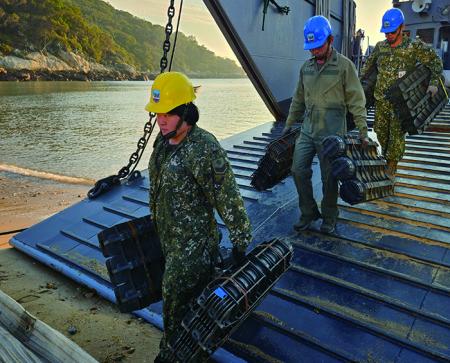 官兵實施軍品搬運作業。
