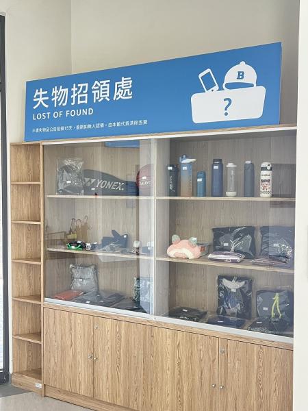隨身物品記得帶走！縣民樂活館遺失物招領區擺滿個人物品，15天後就會丟棄回收，請民眾盡快前往認領。（圖／文：馮紹夫）
