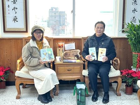 新加坡專欄作家梁麗庭在馬祖旅居生活長達21個月，透過媒體向新加坡推介馬祖；她即將離開馬祖，昨天與縣長王忠銘告別致意。（圖／文：馮紹夫）