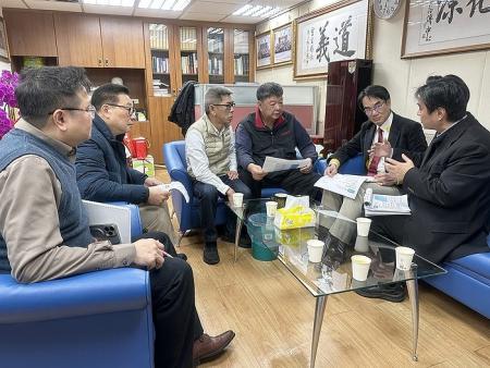 立委陳雪生邀集數發部長林宜敬針對離島通訊建設進行討論，新臺馬輪通訊、台馬第四海纜等重大工程今年將陸續完工。（圖：立委陳雪生辦公室）