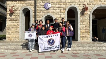 連江縣國際同濟會第6屆新任會長許皓程一行來馬捐贈助學金，並拜會縣長王忠銘，王忠銘對其善行表達誠摯感謝。（圖：王致潔、連江縣國際同濟會）