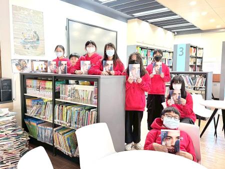 990本《林郁婷》新書贈馬祖師生：縣長盃羽球賽情誼傳承