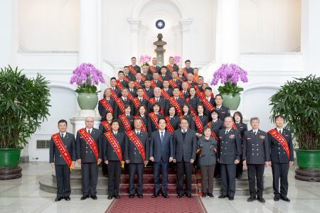 連江縣曹育翔（圖二最後一排左2）、馮章明（圖三第四排右2）獲全國消防、義消「鳳凰獎」殊榮，接受賴清德總統晉見表揚。（圖：連江縣消防局、總統府提供）