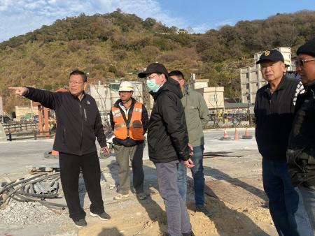 陳玉發議員協同工務處處長劉尚儒，會同承攬廠商前往塘后橋進行現勘並了解橋下廢棄物清理及後續處理作業情形。（圖／文：鄭禮頤）