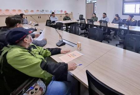 東引鄉13日召開115年度年終大掃除協調會議，相關單位齊聚研商清潔作業與人力分工，確保年終大掃除工作順利推動。(圖：東引鄉公所)