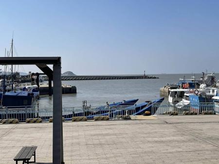 兩岸來往樞紐的北竿白沙港與連江黃岐港近在咫尺。（圖：謝昭華）