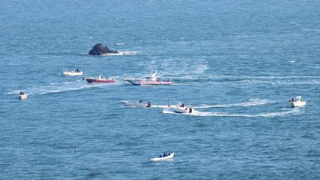 東引北固礁周邊海域船釣活動熱絡，釣友們把握好天氣釣鱸魚。（圖／文：陳其敏）