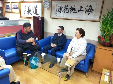 立榮航空新任董事長陳永裕13日拜會立委陳雪生，陳雪生提出三項建議請立榮協助。（圖：立委陳雪生辦公室）