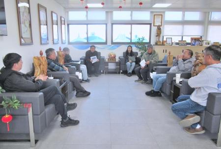 連江縣政府參議劉德全、產發處長林志豐等人與東引營建廠商業者就東引社會住宅招標困境進行深入交流，全力突破東引社會住宅多次流標困境。(圖：東引鄉公所)