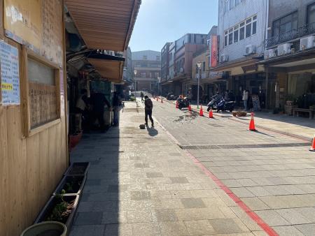 人行道上原設置之大型木桌椅及石製造景盆栽完成移除，整體步行空間明顯放大，行走視野較為開闊。（圖／文：鄭禮頤）