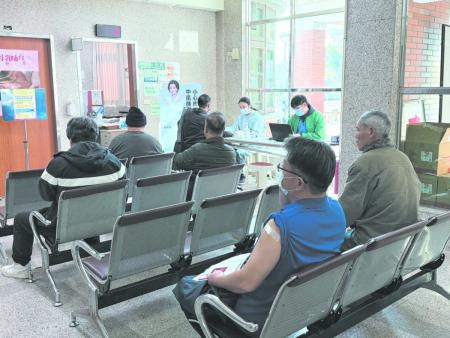 連江縣帶狀疱疹公費接種對象擴大至50歲以上縣民，新制上路後合計184人完成施打。（圖／文：王致潔）
