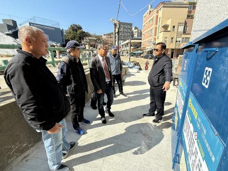 為利年終大掃除順利推動，環資局長陳忠義昨會同南竿鄉長林志東，赴南竿各村視察環境，討論執行細節並傾聽村長意見。（圖：王致潔、環資局）