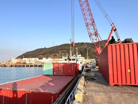 泉州-馬祖貨運小三通正式開通，首航18大型貨櫃、16萬多件包裹運抵馬祖。（圖／文：馮紹夫）