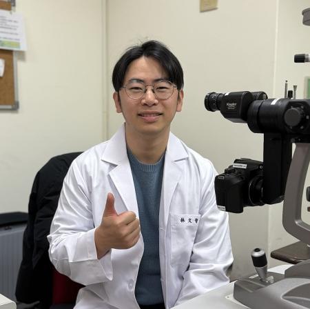 林文智醫師為本縣首位公費培育眼科醫師，今年1月返鄉服務，強化本縣整體醫療量能。（圖／文：王致潔）