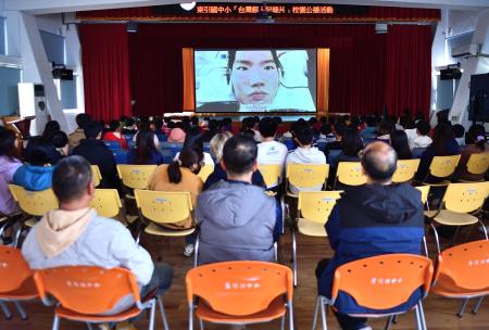 東引鄉民代表會贈送《台灣超人》紀錄片給東引國中小，並與全校師生一同觀賞影片，透過影像傳遞勇敢與正向力量。（圖／文：陳其敏）