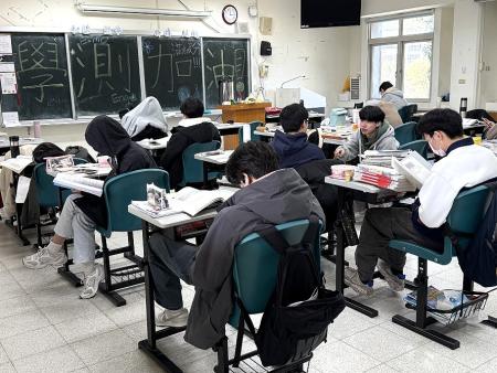 115學年度學測，學生們利用休息時間抓緊複習，互相討論課業，積極備戰考試。（圖／文：王致潔）