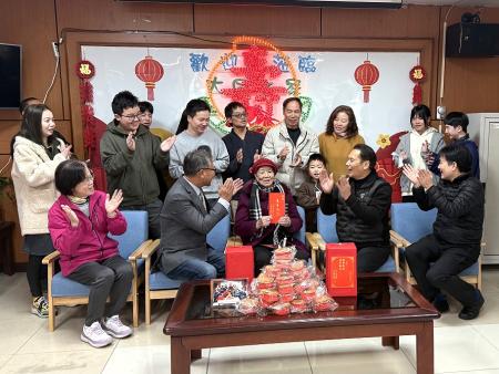 大同之家林灼金女士歡慶92歲壽辰，縣長王忠銘等人親自前往祝壽，家人亦齊聚一堂，場面溫馨熱鬧，其樂融融。（圖／文：王致潔）