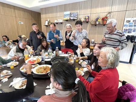 馬祖嶺南宗親歲末年終餐會莒光場17日中午舉行，陳姓族親齊聚一堂，場面熱鬧溫馨。（圖／文：宋幸儒）