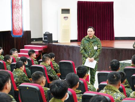 主計人員宣導國軍紓困理財方案。