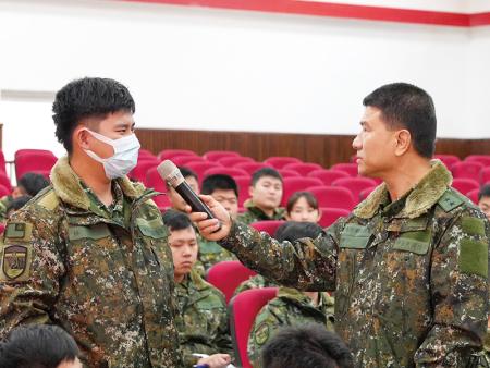 官兵分享防詐騙案例。