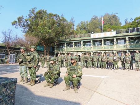 官兵全裝禮儀示範。