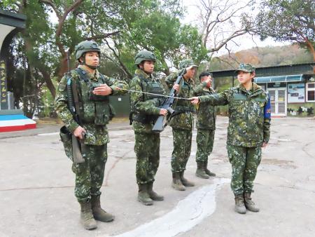 說明官講解迷彩服著裝示範。