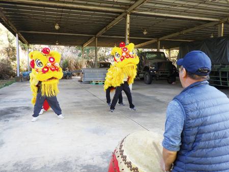 隊員配合老師鼓聲做練習。