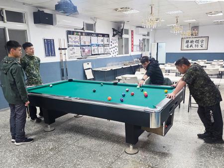 撞球社官兵互相切磋球技。