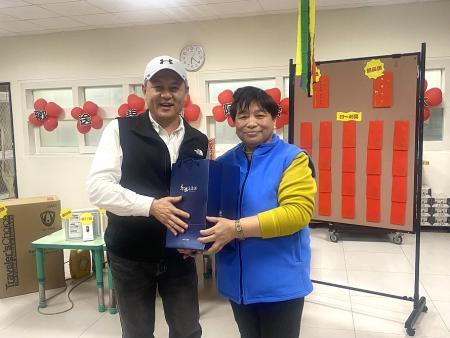 塘岐國小於年終餐會中為工友陳碧蘭女士舉行榮退致意，縣府、校方及家長會代表致贈禮品與花束，全體教職員合影留念，場面溫馨。（圖／文：鄭禮頤）