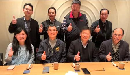 為感謝軍醫局長期協助馬祖醫療及轉診後送，縣長王忠銘、立委陳雪生與議長張永江拜會軍醫局局長蔡建松（座位右2）、副局長陳元皓（座位右1），以及三軍總醫院急診醫學部主任廖文翊（站立左1）。前國防部常務次長莫又銘中將（座位左2）、前政戰局長陳育琳中將（座位左1）共同與會。（圖：縣府）